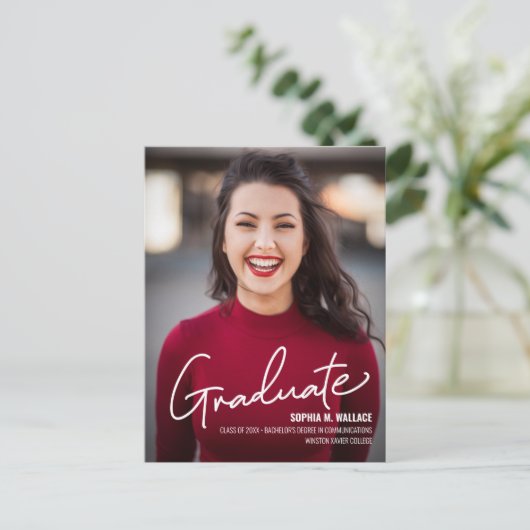 Moderne Uni Graduate Foto Script Abschluss Ankündigungspostkarte (Stehend Vorderseite)