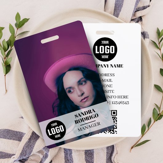 Moderne Unternehmens-ID-Karte mit Foto und QR-Code Ausweis