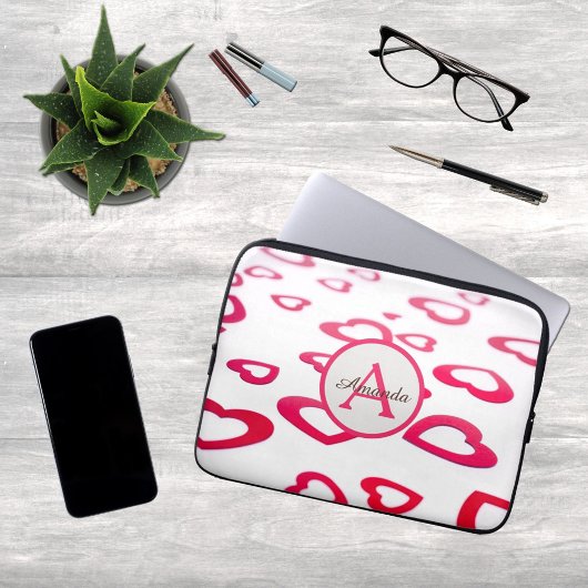 Moderne Valentinherzen mit Monogramm und Namen Laptopschutzhülle