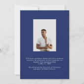 Moderne Varsity Navy Blue Foto Graduation Party Einladung (Rückseite)