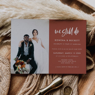 Moderne verbrannte Backsteine Wir führen noch imme Einladung