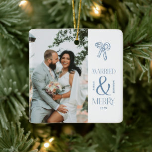 Moderne Verheiratete und fröhliche Weihnachtsferie Keramikornament