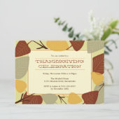 Moderne verstreute Blätter Erntedank Feiern Einladung (Stehend Vorderseite)