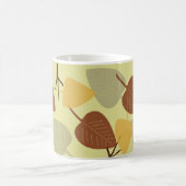 Moderne verstreute Blätter Herbstdarstellung Kaffeetasse (Mittel)