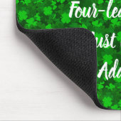 Moderne Vierblattklee-Blumen Mousepad (Ecke)