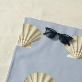 Moderne Vintage Goldbraune Muscheln auf Soft Blue Strandtuch (Beispiel)