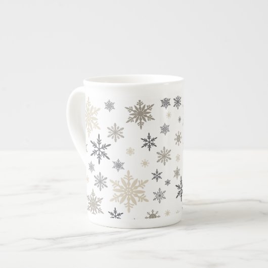 moderne Vintage Schneeflocken Porzellantasse (Vorderseite Links)