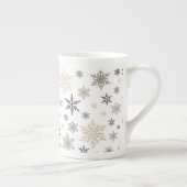 moderne Vintage Schneeflocken Porzellantasse (Rechts)