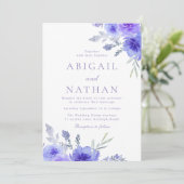 Moderne Violett-Lila Blumenhochzeit Einladung (Stehend Vorderseite)