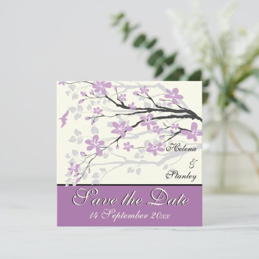 Moderne violette Blumen Hochzeit Save the Date (Stehend Vorderseite)