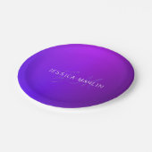 Moderne violette Farbverlauf-Name & Monogramm Pappteller (Schrägansicht)