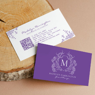 Moderne violette florale Wappenkronen-Monogramm-QR Visitenkarte