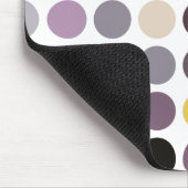 Moderne violette gelbe Punkte Muster Monogramm Mousepad (Ecke)