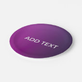 Moderne violette Gradient-Ombre & editierbarer wei Pappteller (Schrägansicht)