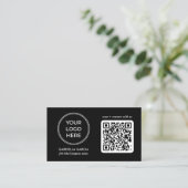 Moderne Visitenkarte mit schwarzem QR-Code-Logo (Stehend Vorderseite)