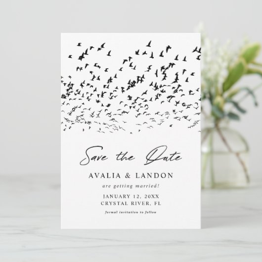 Moderne Vögel einer feather Black and White Weddin Save The Date (Stehend Vorderseite)