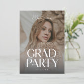 Moderne Voll-Foto-Script-Graduierungsparty Einladung (Stehend Vorderseite)