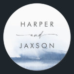 Moderne Wasserfarbe | Blue Wedding Umschlag Aufkle Runder Aufkleber<br><div class="desc">Diese modernen,  wasserfarbenen Hochzeitsfeste sind perfekt für eine zeitgenössische Hochzeit. Die minimalistische,  klassische und elegante Kollektion bietet einfache Wasserfarbenpinselstriche in hübschen Schmucktönen. Personalisieren Sie das Etikett mit den Namen der Braut und des Bräutigams.</div>