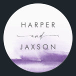 Moderne Wasserfarbe | Lila Hochzeiten Umschlag Auf Runder Aufkleber<br><div class="desc">Diese modernen lila Hochzeitsfeiern in Aquarell sind der perfekte Ort für eine zeitgenössische Hochzeit. Die minimalistische,  klassische und elegante Kollektion bietet einfache Wasserfarbenpinselstriche in hübschen Schmucktönen. Personalisieren Sie das Etikett mit den Namen der Braut und des Bräutigams.</div>