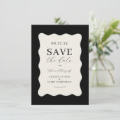 Moderne Wavy Black und Cream Wedding retten das Da Einladung (Stehend Vorderseite)