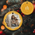 Moderne Wavy-Frame-Foto-Serie Retro gelb Keramik Ornament<br><div class="desc">Mit unserem Modern Wavy Frame Family Foto-Ornament können Sie Ihren Baum mit Charme bereichern! Niedliches Retro-gelbes Weihnachtsbaumdesign & individueller Text!</div>