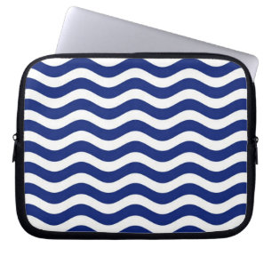 Moderne Wavy Navy Blue Stripes Dekoration Laptopschutzhülle