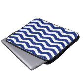 Moderne Wavy Navy Blue Stripes Dekoration Laptopschutzhülle (Vorne Knopf)