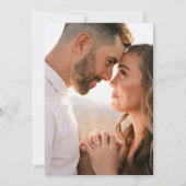 Moderne Wavy Pink und Red Retro Squiggle Wedding Einladung (Rückseite)