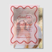Moderne Wavy Pink und Red Retro Squiggle Wedding Pergament Einladungen (Versatz (Ehepaar))