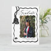 Moderne Wavy Script Foto Graduation Party Einladung (Stehend Vorderseite)