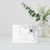 Moderne Website von Dusty Blue Floral Wedding Visitenkarte (Stehend Vorderseite)