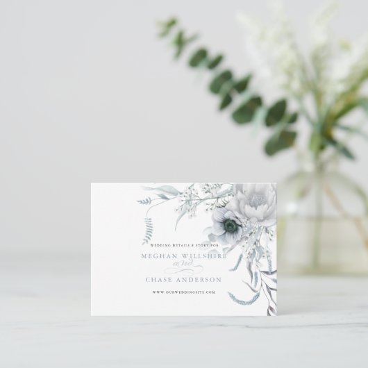 Moderne Website von Dusty Blue Floral Wedding Visitenkarte (Stehend Vorderseite)