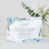 Moderne weiche pastellblaue Blumen Silberdetails Begleitkarte (Stehend Vorderseite)