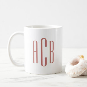 Moderne weiche Terrakotta-Dreibuchstaben-Monogramm Kaffeetasse
