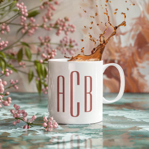 Moderne weiche Terrakotta-Dreibuchstaben-Monogramm Kaffeetasse