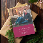 Moderne Weihnachten | Couple Foto Burgundy Maroon<br><div class="desc">Stilvolles, modernes Foto gefaltet Fotokarte mit einem klassischen Typografie Zitat "Herzliche Urlaubswünsche - von unserer Familie zu Ihrer" gepaart mit einem handgeschriebenen Schriftart für Ihren Familiennamen in Weiß auf einem weinbordeauxroten Rot-Tuch. Der Gruß und der Name lassen sich einfach für ein individuelles Design anpassen. Ein minimalistisches und modernes Design, das...</div>