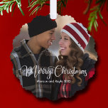 Moderne Weihnachten Elegantes White Script Foto Ge Ornament Karte<br><div class="desc">Elegantes Weihnachts-Foto mit wunderschöner weißer,  kursiver Typografie über Ihrem Ehepaar oder Familienfoto. Dieses moderne Foto-Geschenk enthält eine wunderschöne Schrift und Ihren Namen in Weiß über das komplette Blutbild. Personalisieren Sie das Programm mit einem zweiten Foto auf der Rückseite.</div>