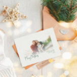 Moderne Weihnachten | Green Faded Foto Holiday Car<br><div class="desc">Dieses moderne Weihnachtsfest | Green verblasste Foto-Urlaubskarte ist perfekt für Ihr minimalistisches Shabby Chic boho grün und weiß Urlaub Gruß. Die minimale whimsical handgeschriebene Kalligraphie ist delikat und rustikal, bleibe elegant und elegant. Sie werden feststellen, dass alles über dieses Produkt bearbeitbar ist, also fühlen Sie sich frei, Bilder oder mehr...</div>