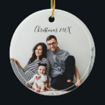 Moderne Weihnachtsbaumdekoration im Foto Keramik Ornament<br><div class="desc">Moderne Weihnachtsbaumdekoration Moderner Foto Dieses moderne Weihnachtsbaumschmuck mit einem Foto,  einem süßen Mono-Line-Text und einer weißen,  feinen Linienlinie. Das ist ein süßes Geschenk für einen geliebten Weihnachtsbaum und/oder eine süße Art,  sich jedes Jahr an Ihren Weihnachtsbaum zu erinnern.</div>