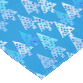 Moderne Weihnachtsbäume der Blume, Cerulean Blue Tischdecke (Schrägansicht)