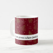 Moderne Weihnachtsbäume in Grün auf Rot mit Zitat Kaffeetasse (Vorderseite Links)