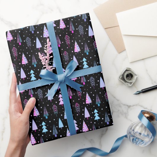 Moderne Weihnachtsbäume Lila Pink Black Geschenkpapier (Schenken)