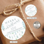 Moderne Weihnachtsbäume MERRY CHRISTMAS Script Blu Runder Aufkleber<br><div class="desc">Moderne abstrakte Weihnachtsbäume, Waldbäume und Winterschneemuster in Blau und Grün mit dem Gruß MERRY CHRISTMAS und personalisiert mit Ihrem Namen oder Text. HILFE: Für Hilfe bei der Modifizierung oder Personalisierung des Designs, bei der Übertragung des Designs auf ein anderes Produkt oder wenn Sie die Dinge koordinieren möchten, wenden Sie sich...</div>