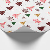 Moderne Weihnachtsbaume und Schneeflocken Geschenkpapier (Ecke)