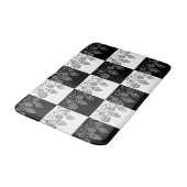 Moderne Weihnachtsbaumkunst in Schwarz und Weiß Badematte (Schrägansicht)