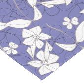 Moderne weiße Blume auf einem Deich Mittelgroßer Tischläufer (Ecke)