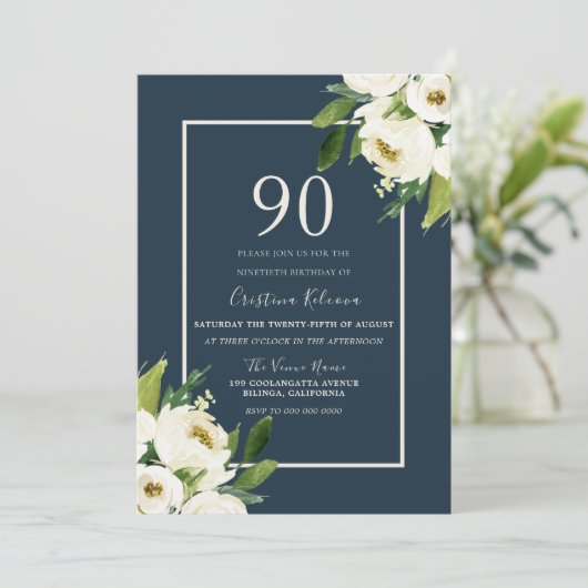 Moderne weiße Blütenpracht Elegant Grüne 90. Gebur Einladung (Stehend Vorderseite)