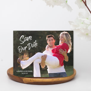 Moderne weiße Brush-Script-Save-the-Date-Fotokarte Einladung