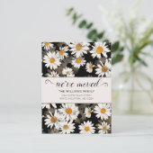 Moderne weiße Daisy auf schwarzer Flora Ankündigungspostkarte (Stehend Vorderseite)