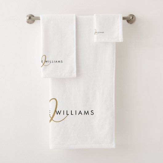 Moderne weiße Goldschrift-Monogramm Badhandtuch Set (Insitu)